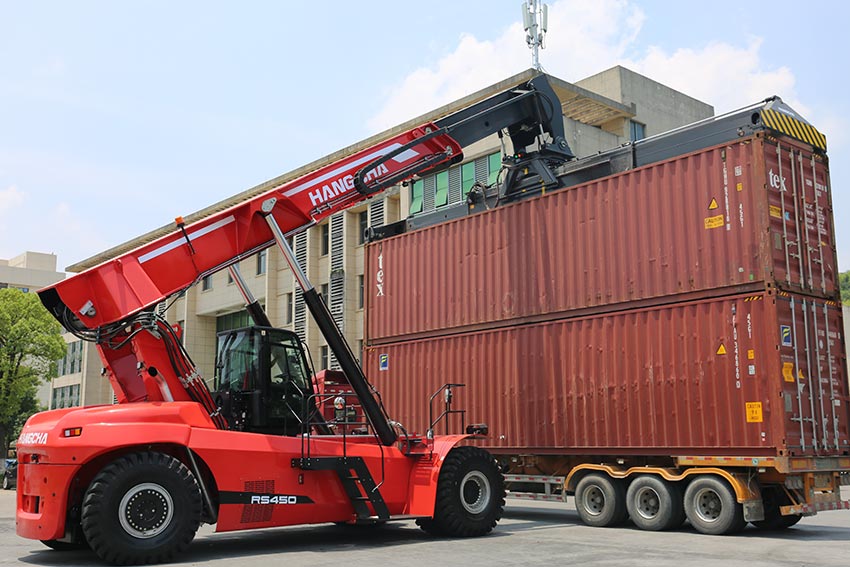 Hangcha delivered 45t Reach Stacker to Middle East  (2).jpg