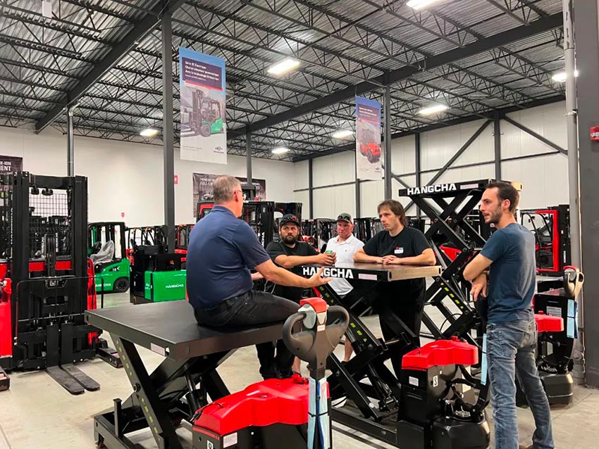 Hangcha Canada Welcomes Dealer from Quebec (2).jpg