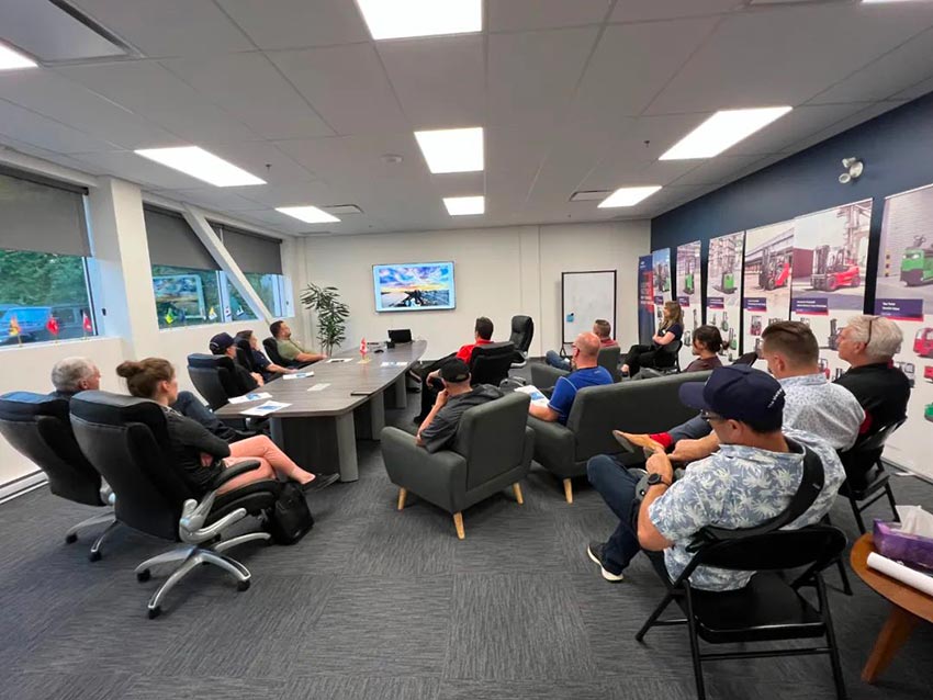 Hangcha Canada Welcomes Dealer from Quebec (3).jpg