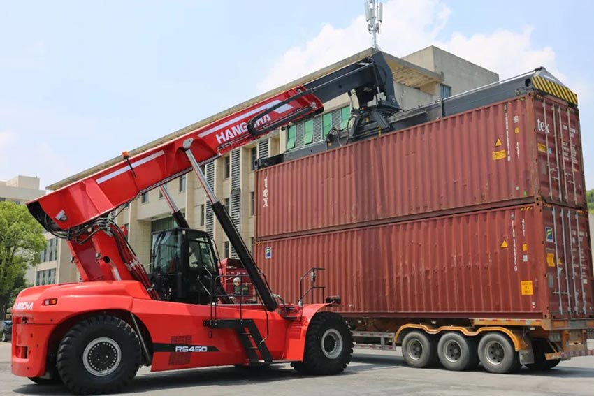 Hangcha delivered 45t Reach Stacker to the Middle East (1).jpg