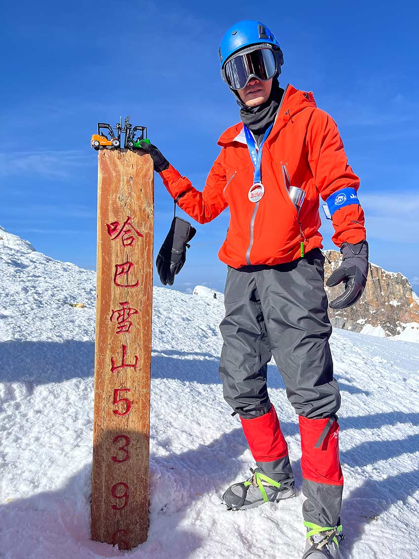 Look,-Hangcha-Forklift-at-the-Summit-of-Snowy-Mountain!-01.jpg