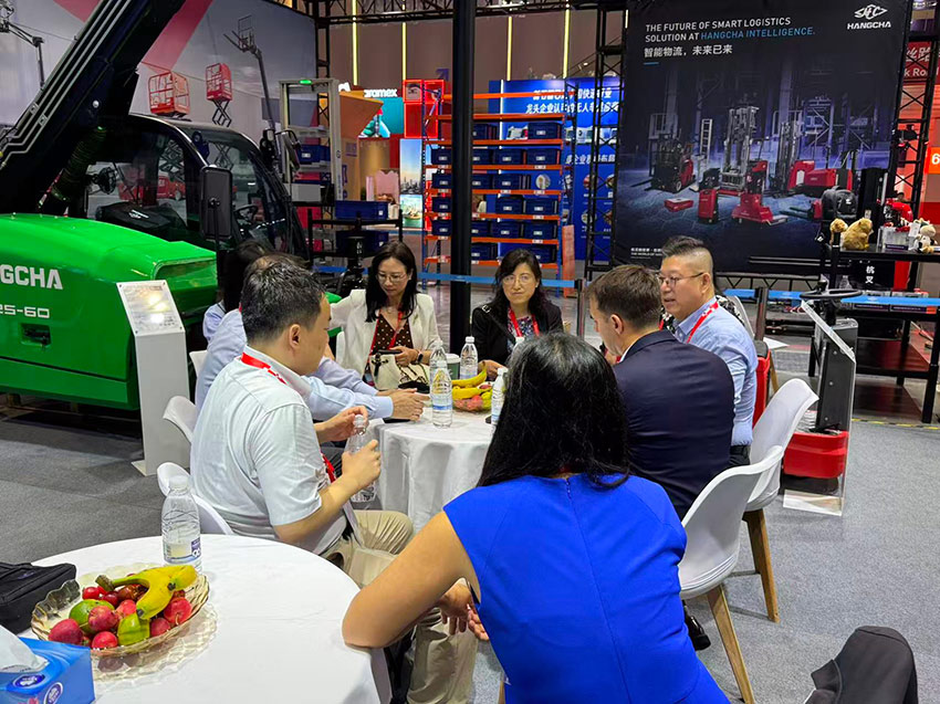 Smart-Logistics-in-Action-Hangcha-at-GDTE-2025!-06.jpg