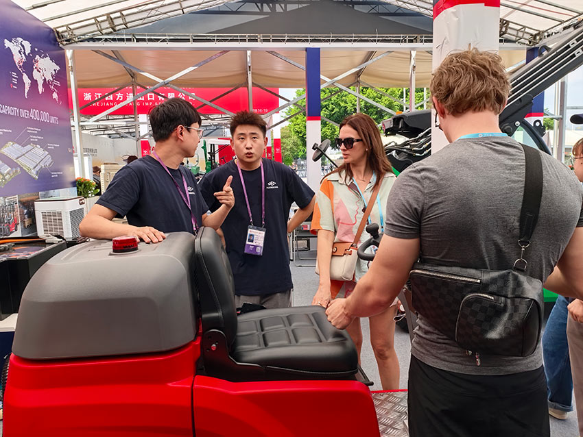 Full-Power-Ahead!-Hangcha-Lights-Up-the-138th-Canton-Fair!-09.jpg